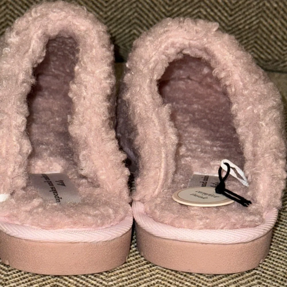 NWT CUPCAKES & CASHMERE KIDS Cozy Pink Slippers Shoes FAUX FUR UPPER (SIZE 3)